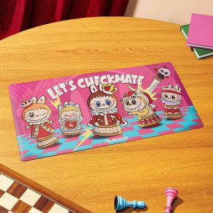 Alfombrilla de Escritorio Labubu – Serie Let’s Checkmate