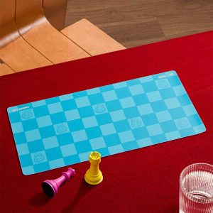 Alfombrilla de Escritorio Labubu – Serie Let’s Checkmate