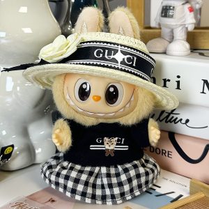 Labubu Country Elegance – Vestido Vichy y Sombrero
