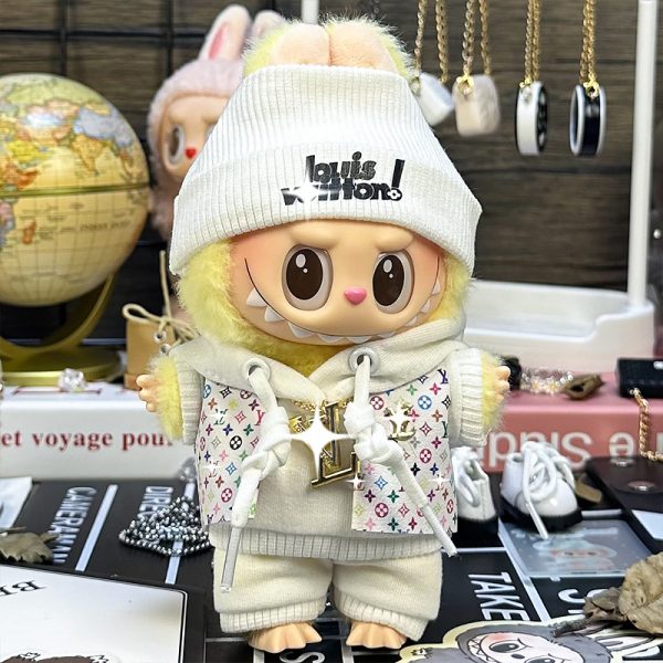 Conjunto Streetwear Blanco Arcoíris para Labubu – Frescura, Estilo y Buenas Vibras
