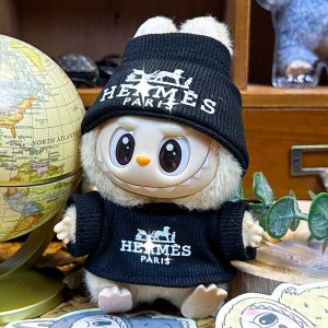 Labubu Black Explorer – Elegancia y Misterio en Miniatura