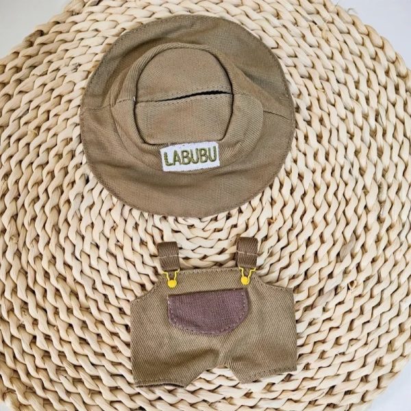 Traje Campestre Vichy para Labubu – Peto Verde y Sombrero Bucket "LABUBU" - Imagen 2