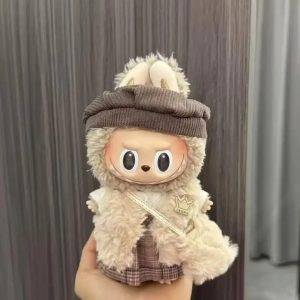Traje Abrigo Real de Invierno para Labubu – Falda a Cuadros y Edición Corona