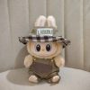 Traje Campestre Vichy para Labubu – Peto Verde y Sombrero Bucket "LABUBU"