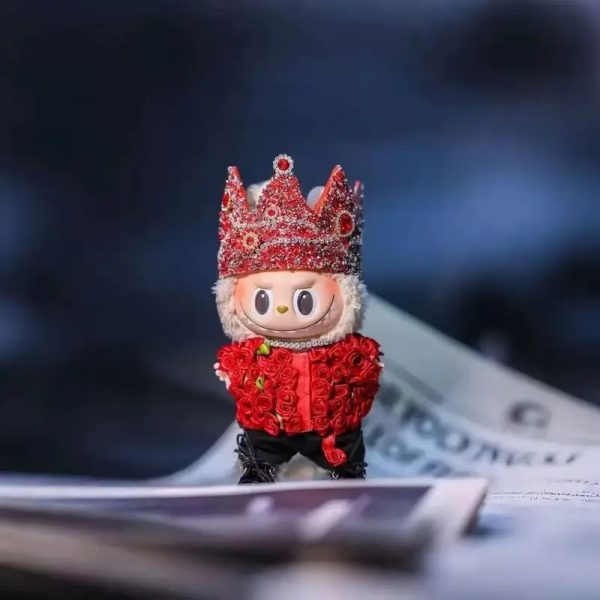 Traje Corona Real para Labubu – Edición Rosas Rubí - Imagen 3