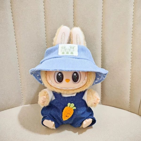 Traje Vaquero Zanahoria para Labubu – Sombrero Bucket Azul Pastel