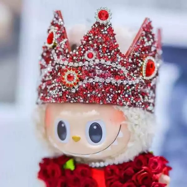 Traje Corona Real para Labubu – Edición Rosas Rubí - Imagen 5