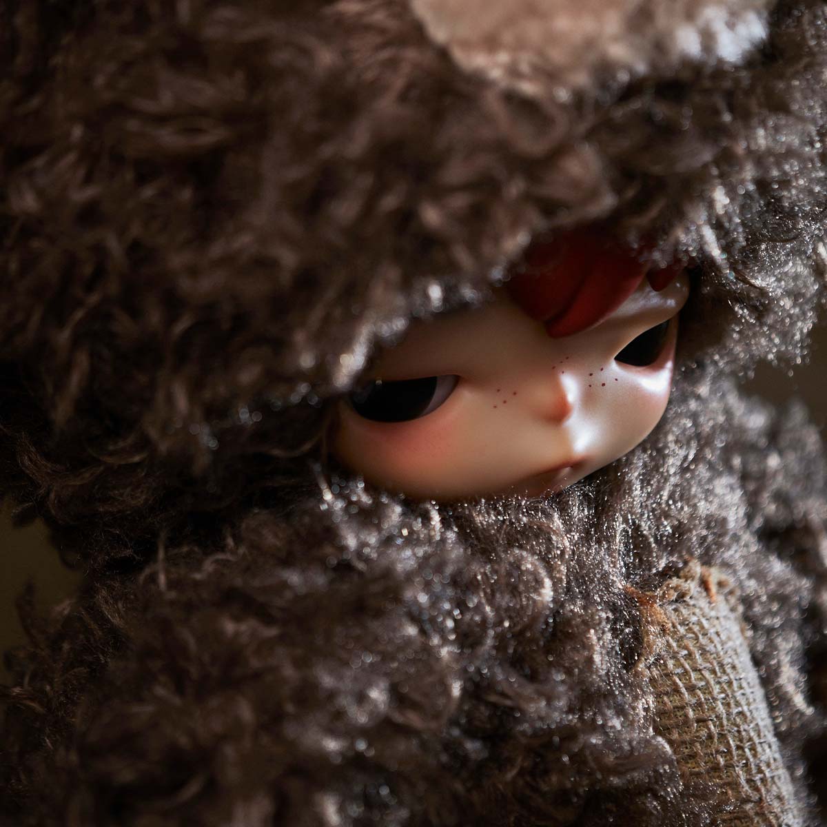 Hirono Bear Vinyl Plush Doll | Muñeco de peluche artístico de diseñador – 38 cm - Imagen 3