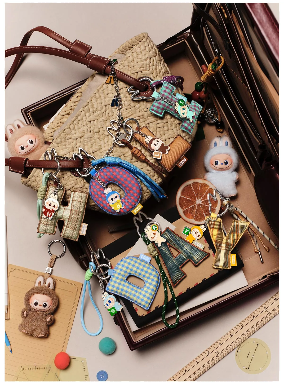 Colgante Labubu Letra “N” – Serie Pin for Love | Edición Coleccionable Oficial - Imagen 4